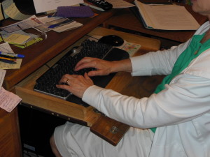 Yes, that's moi. My fingers at my messy desk. 